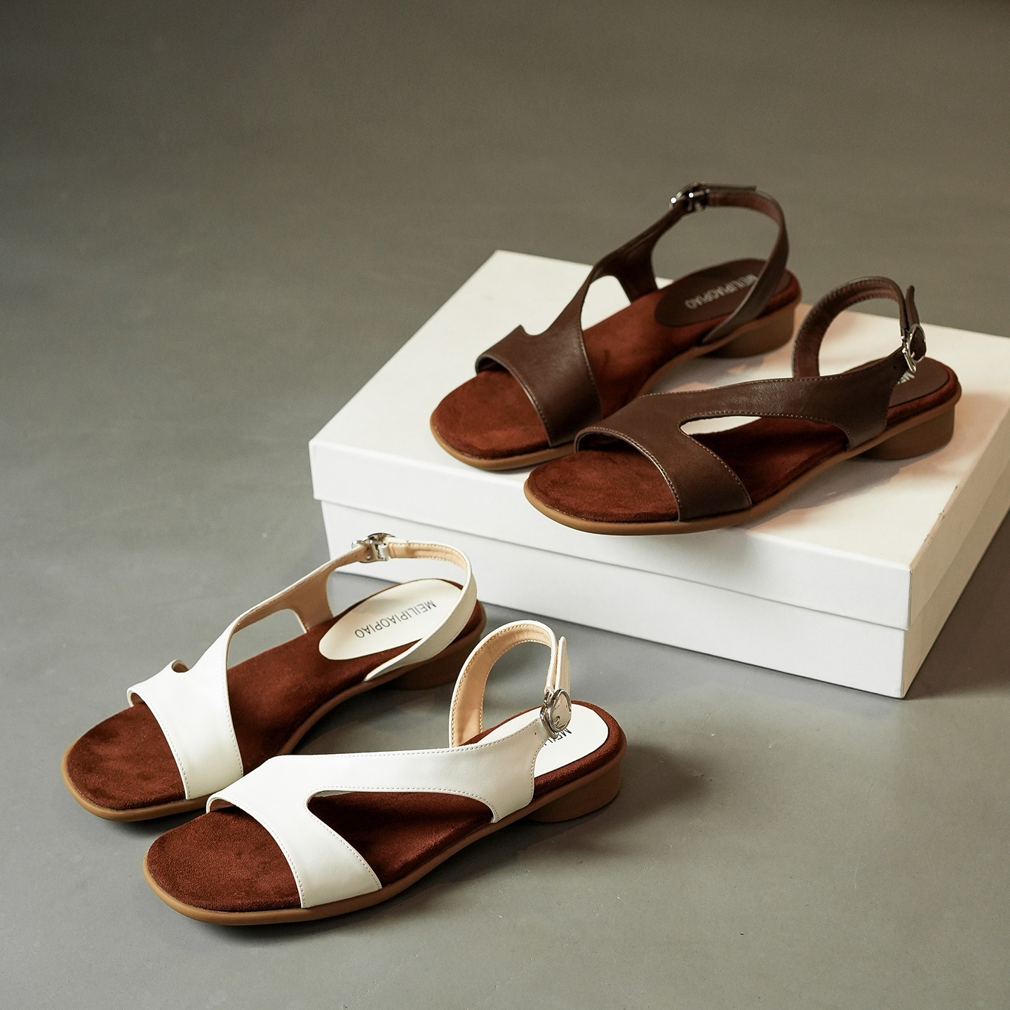 Summer New Retro Soft Leather Square Toe Open Toe Strappy Sandals Women's Design Chunky Heel Roman Flat Sandals