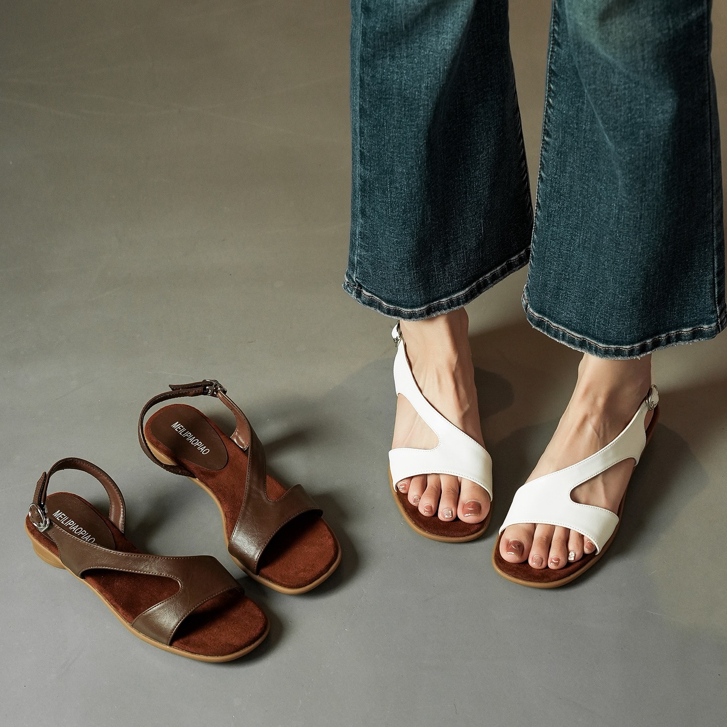 Summer New Retro Soft Leather Square Toe Open Toe Strappy Sandals Women's Design Chunky Heel Roman Flat Sandals - Image 2